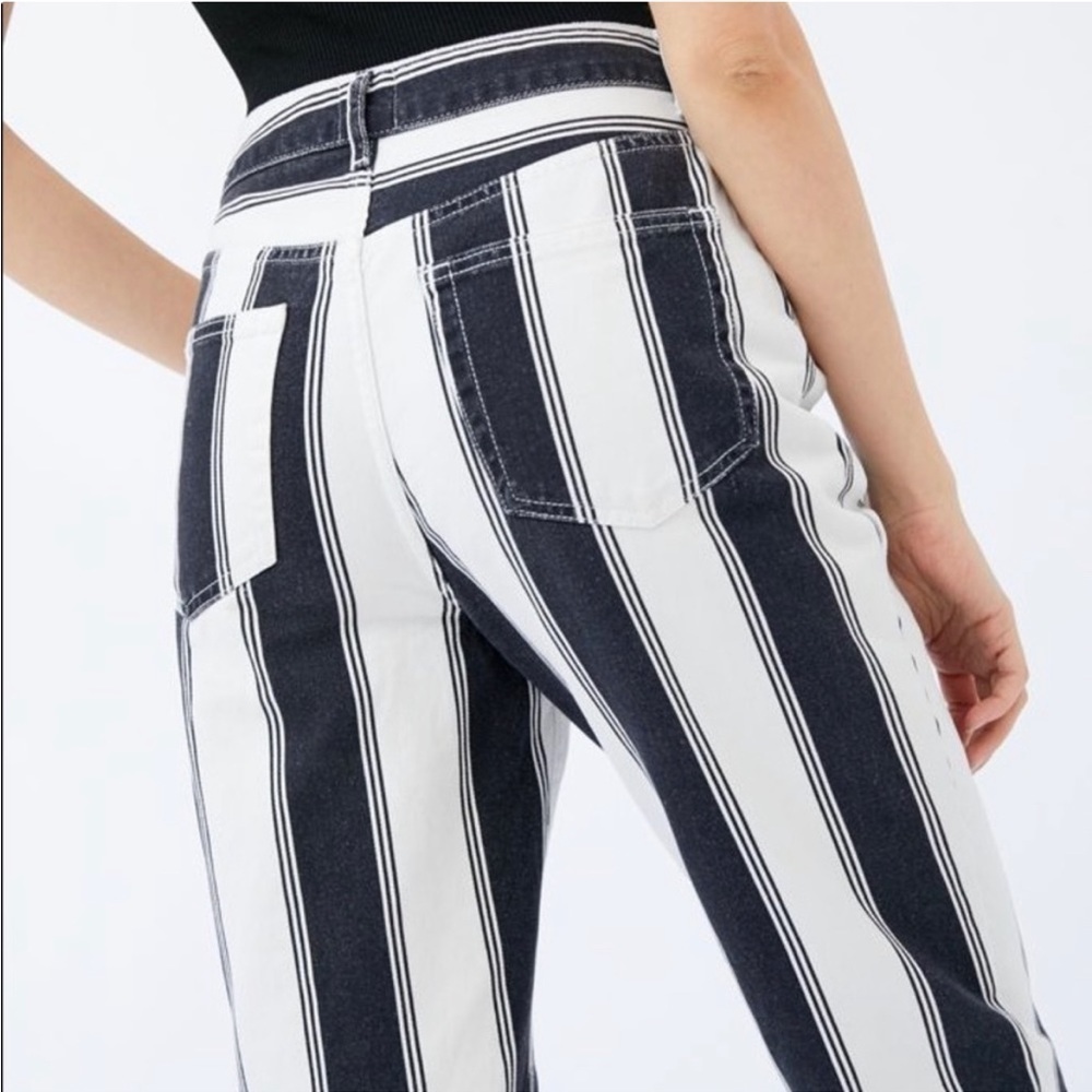 Urban Outfitters Mom High Waisted Tapered Leg Jeans - Picture 2 of 12